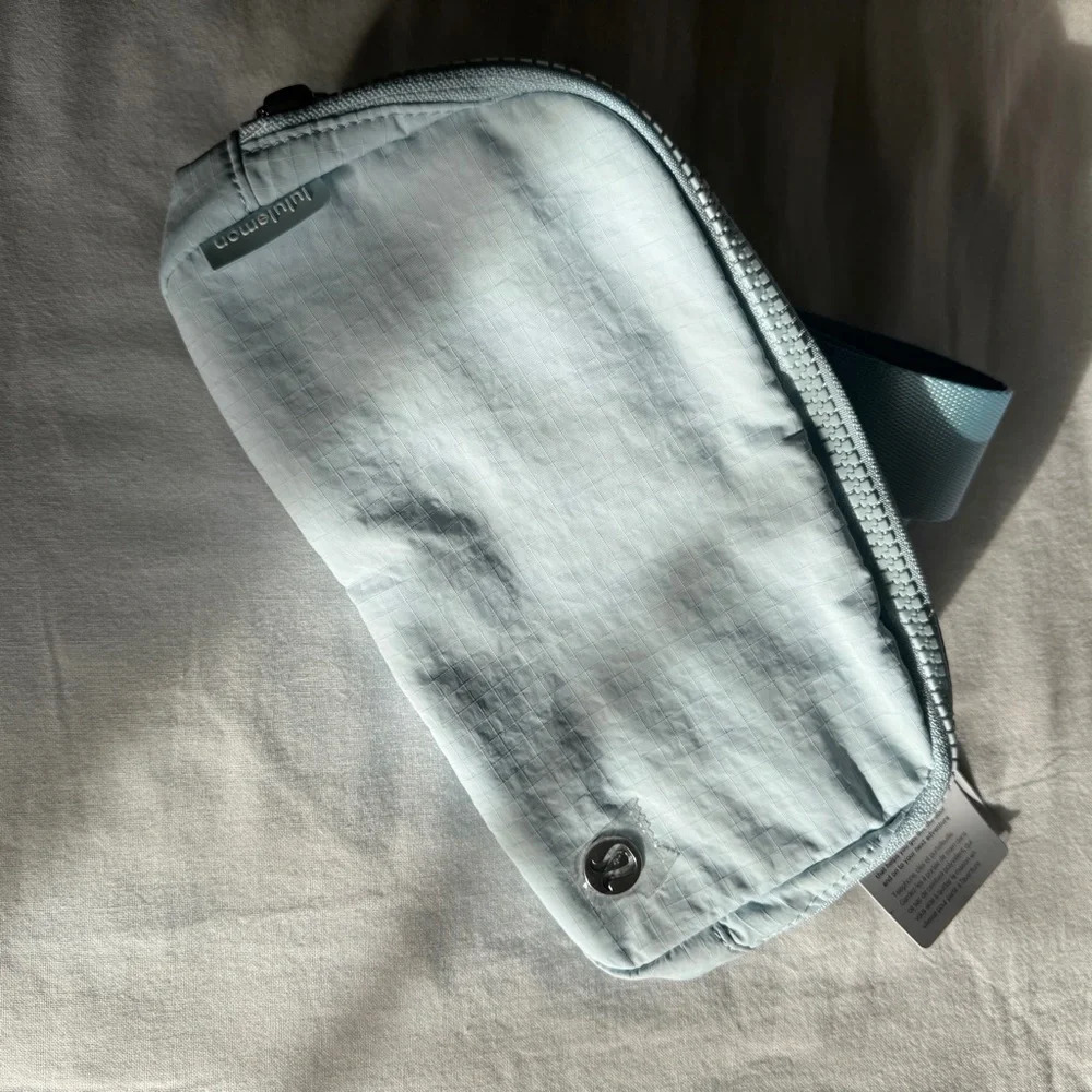 🆕 Lululemon Everywhere Belt Bag Powder Blue